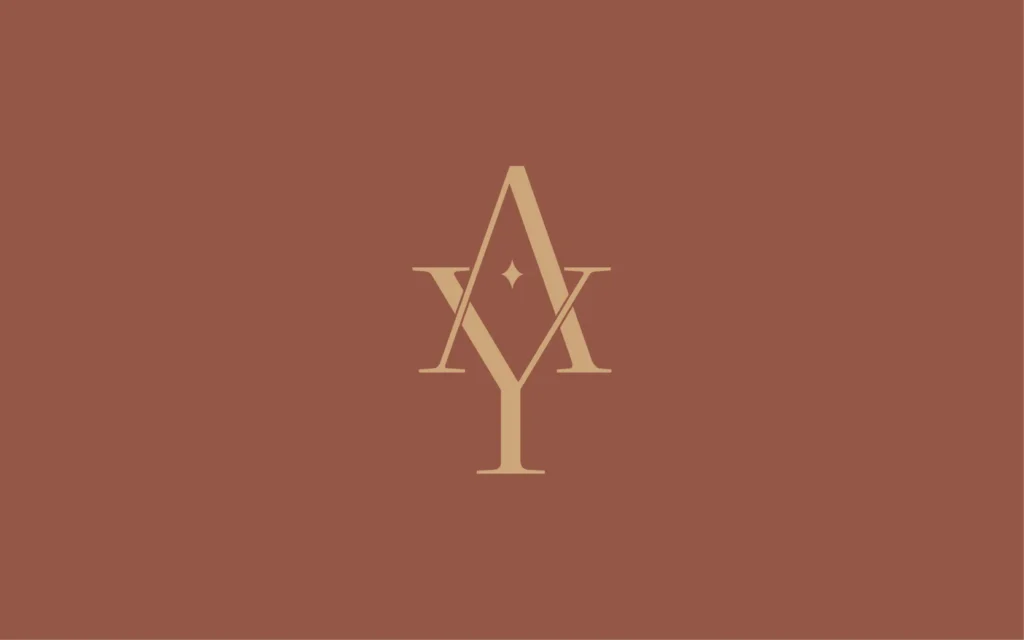 alt="Logo Atelier Yogi marron clair sur fond marron"