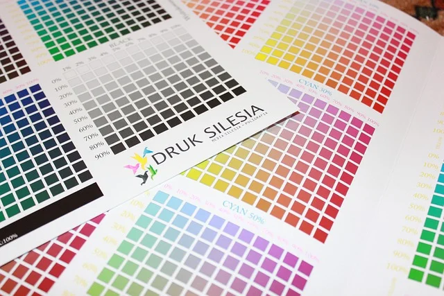 alt="Feuilles d'impressions mesurant les niveaux de Cyan Magenta Jaune et noir"