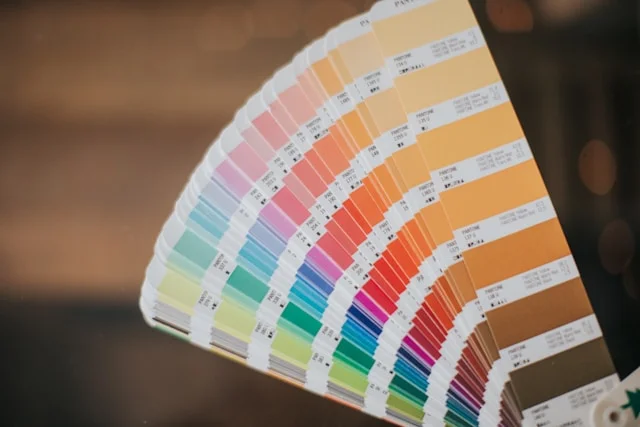 alt="Nuancier Pantone d'impression ouvert en éventail"