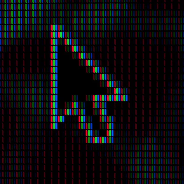 alt="Souris d'ordinateur sur un écran pixelisé aux couleurs rouge, vert et bleu"