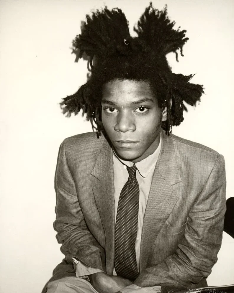 alt="Photo de Jean-Michel Basquiat prise par Andy Wharol."