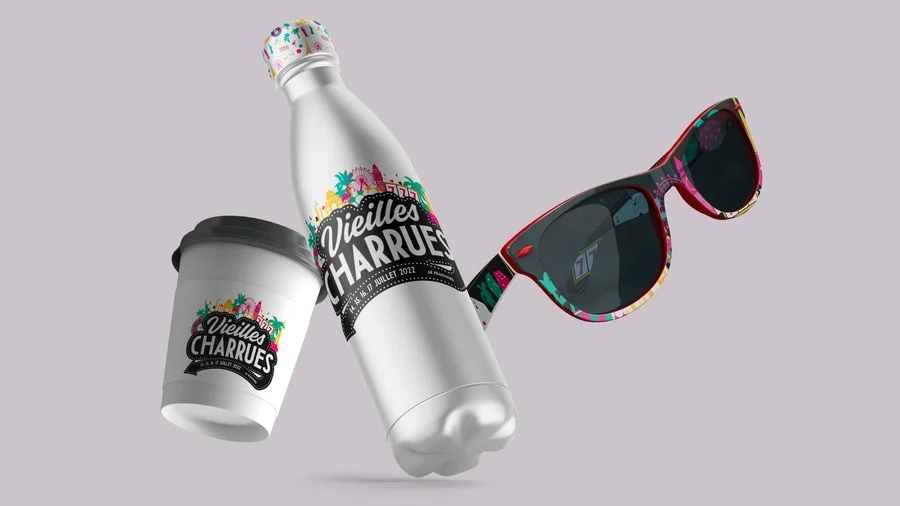 alt="Goodies vendus sur place lors du festival des Vieilles Charrues : un mug en carton, une gourde et une paire de lunette de soleil, floqués avec le logo des Vieilles Charrues Las Vegas"