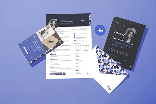 alt="Papeterie : plusieurs supports d'impression, ici un CV, une enveloppe, des flyers et un sticker aux couleurs bleutées de my meraki design"