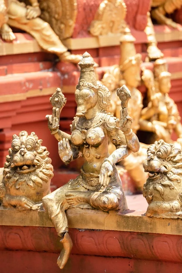 alt="Statue de Ganesh, le dieu à quatre bras et à tête d'éléphant avec une défense cassée "