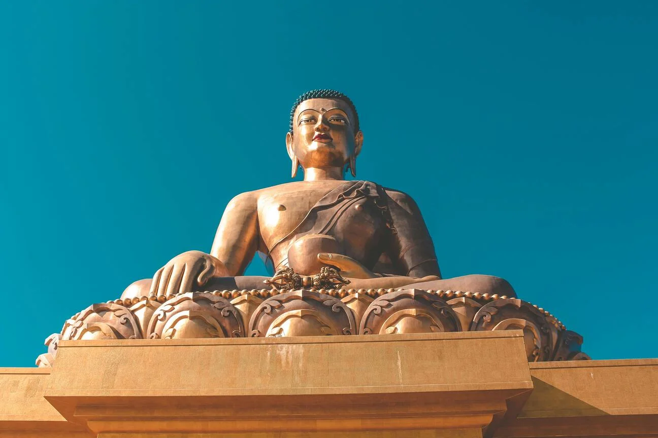 alt="Statue de Bouddha en or"