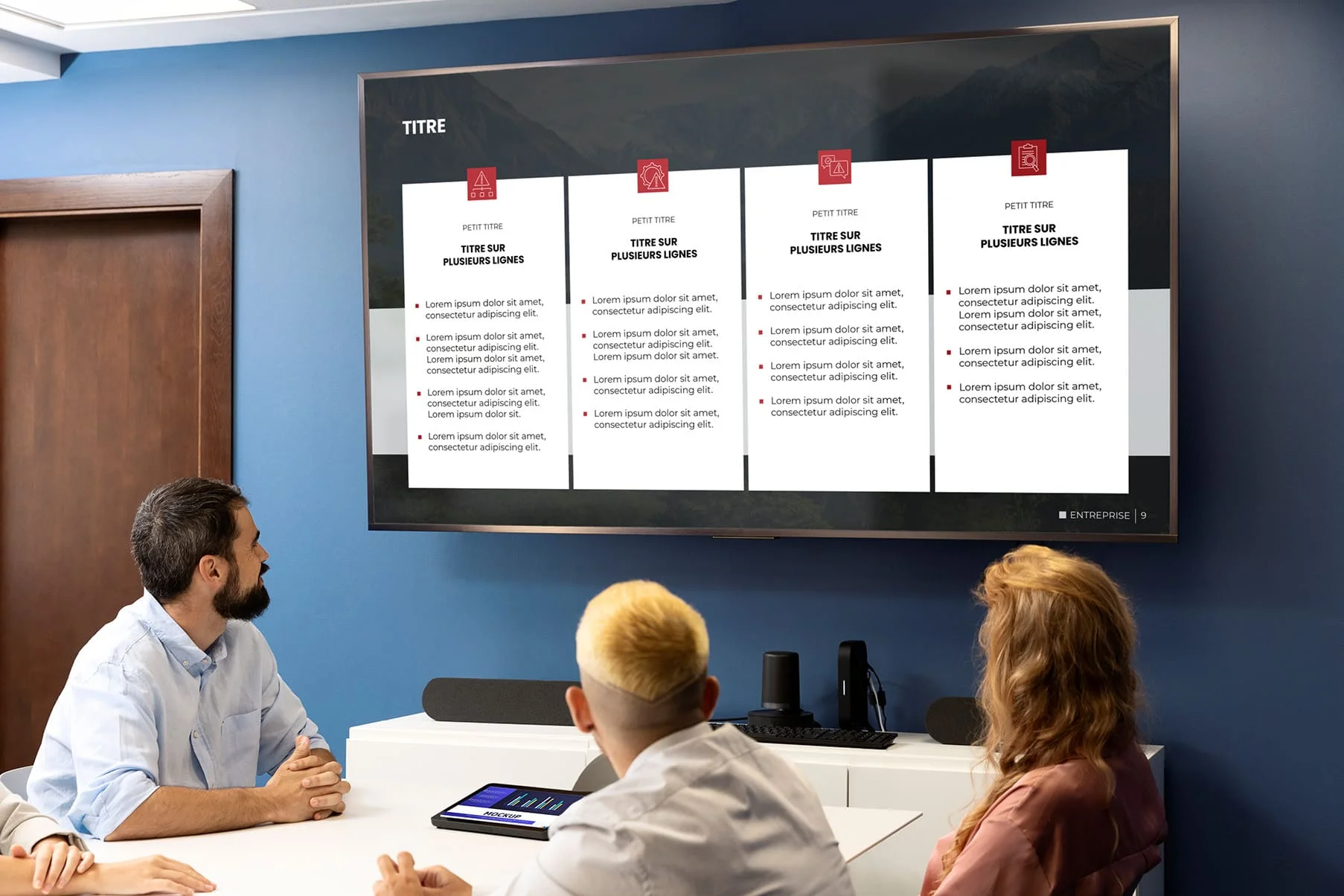 alt="Réunion avec une présentation powerpoint de la Plaquette Commerciale Facet'Com"