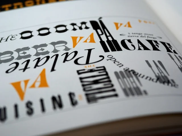 alt="Différents styles de typographies sur un cahier"
